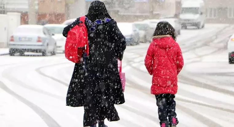 İstanbul’da kar yağışı başladı! Yeni uyarılar peş peşe geldi