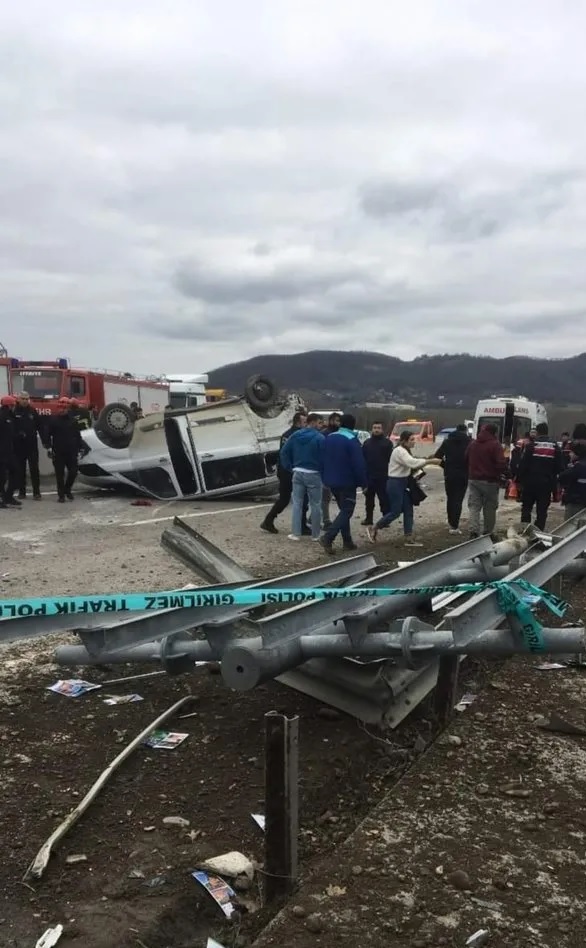 Bakacakkadı’da feci kaza! Minibüs tırla çarpıştı: 1 ölü 2 yaralı