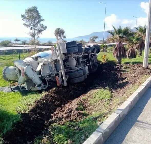 İstanbul’dan Kaş’a yazlığına giden kardeşler kaza yaptı: 1 ölü