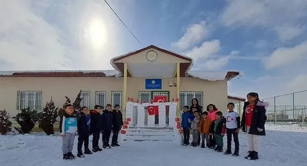 Van’da öğrenciler yoğun kar yağışından sonra kardan Anıtkabir yaptılar