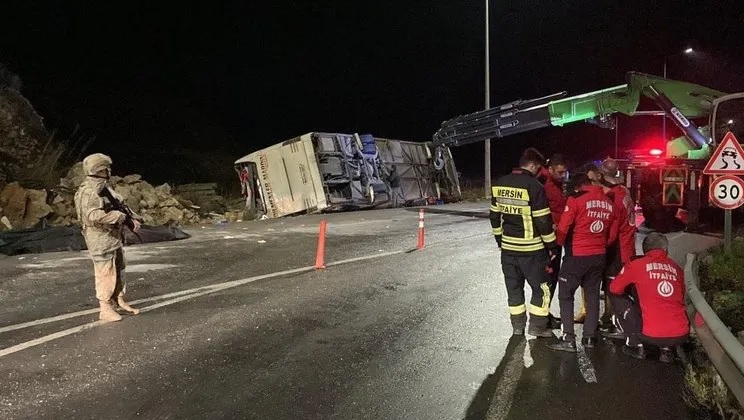 Katliam gibi kaza! Mersin’de yolcu otobüsü devrildi