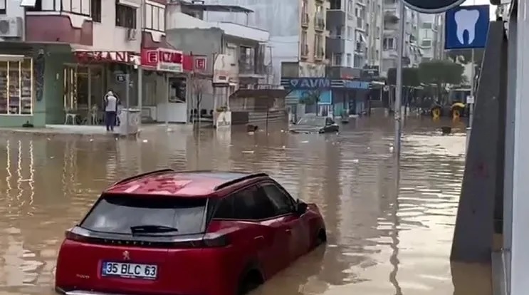 İzmir’de yağmur sonrası cadde ve sokaklar göle döndü!