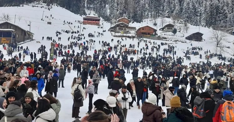 Kardan adam festivalinde on binler gönüllerince eğlendi