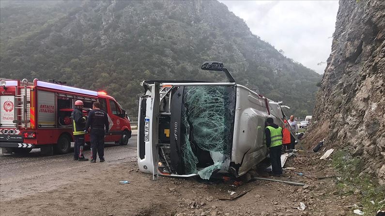 Antalya’da feci kaza! Yolcu otobüsü şarampole devrildi: 21 yaralı