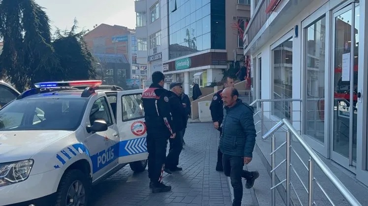 Telefon dolandırıcısından akıl almaz yöntem: Durumu anlayınca bankaya koştu!