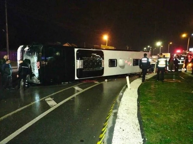 Balıkesir’de döner kavşağa hızlı giren otobüs devrildi: 20 yaralı, 1 ölü