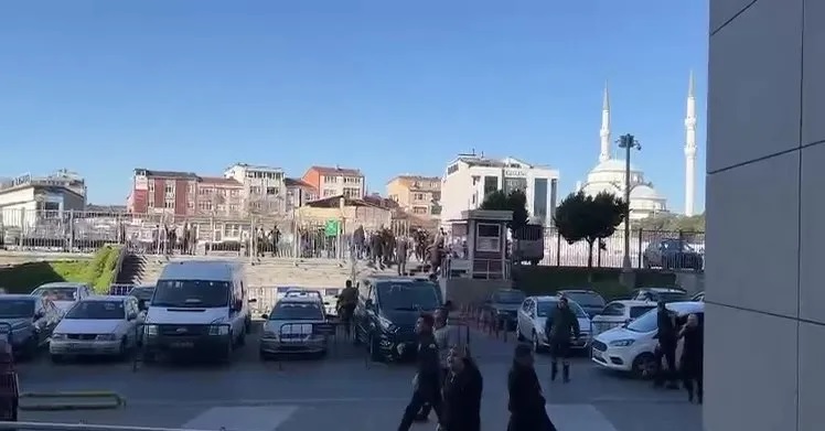 Çağlayan Adliyesi önünde polis