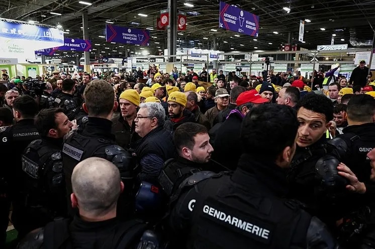 Fransa’da kaos başladı! Çiftçiler fuarı bastı: Macron’a istifa şoku!