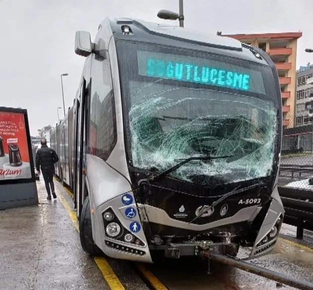 İstanbul’da feci olay! Metrobüsler çarpıştı: 4 yaralı!