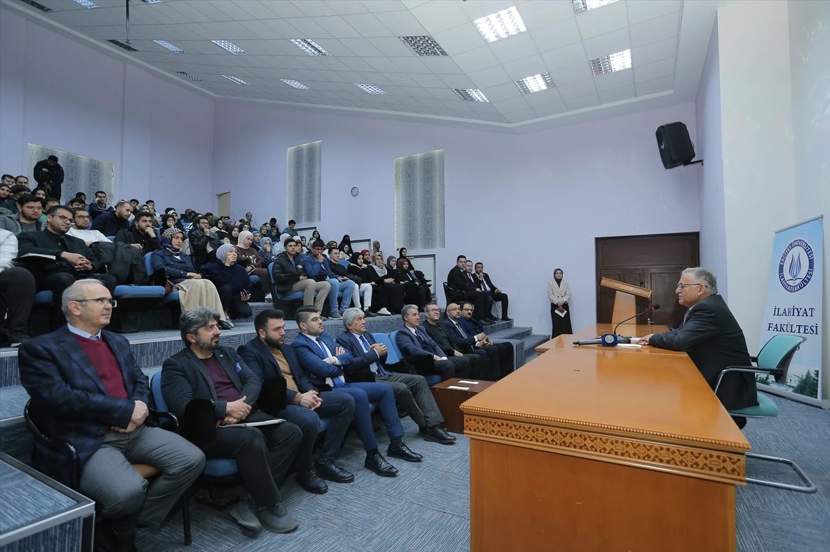 Kayseri Büyükşehir Belediye Başkanı Memduh Büyükkılıç, ERÜ öğrencileriyle buluştu