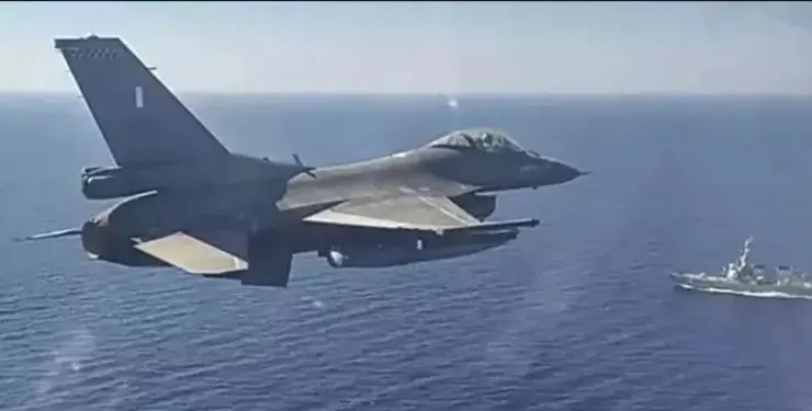 Yunan Hava Kuvvetlerine ait F-16 suya çakıldı!