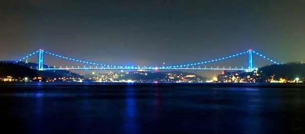 İstanbul Boğazı’ndaki köprüler kolon kanseri için ışıklandırıldı!