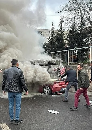 Kocaeli’de feci kaza: TIR’a çarpan araç yandı sürücü öldü!