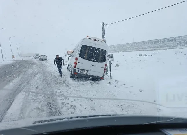 Bitlis’te zincirleme kaza! 10 araç birbirine girdi: 16 yaralı var!