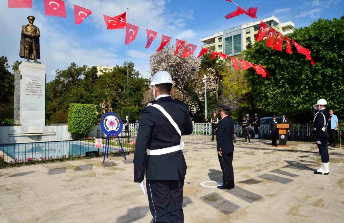 Adana’da Atatürk Parkı’nda düzenlenen törende İl Emniyet Müdürü çelenk sundu