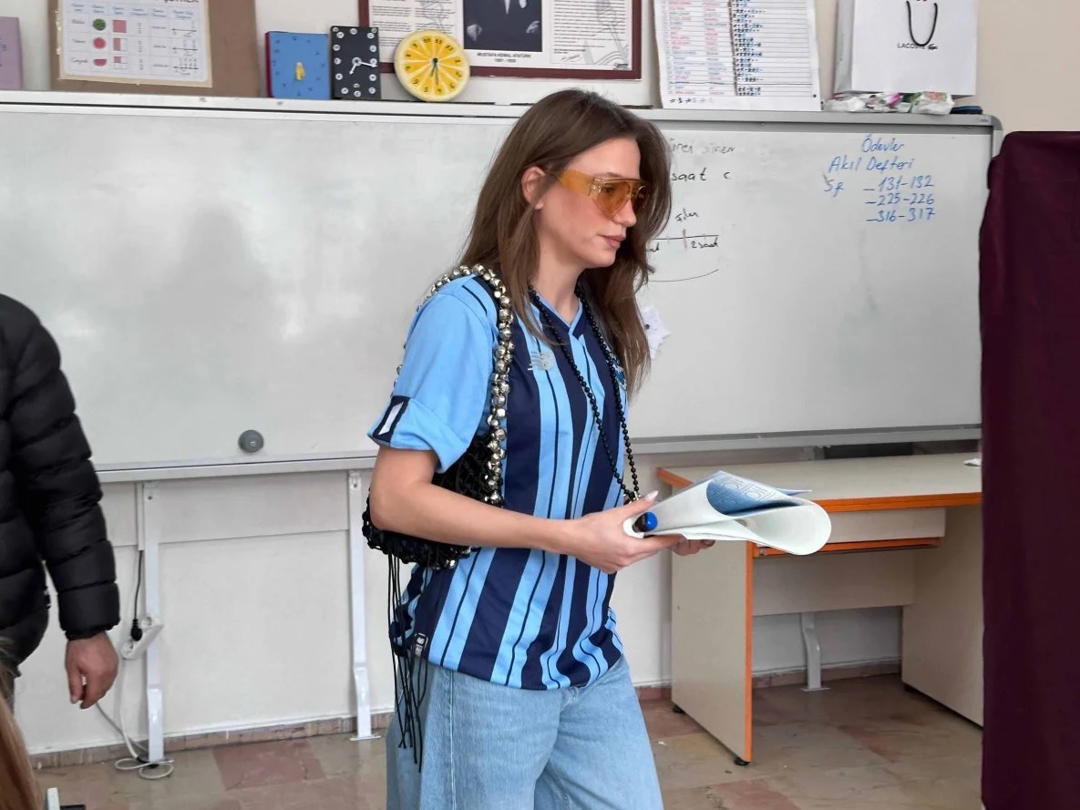 Serenay Sarıkaya, oy kullanmaya Adana Demirspor formasıyla gitti!