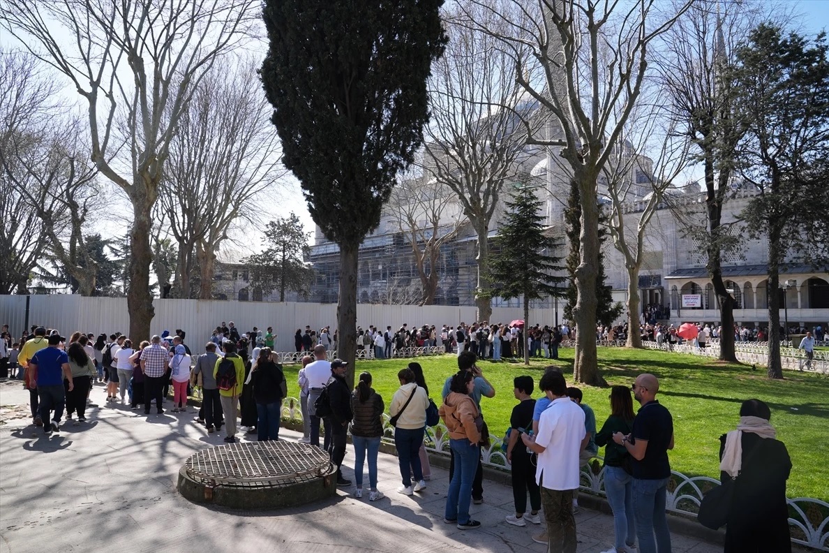 İstanbul’da turistler seçim gününde tarihi mekanları doldurdu!