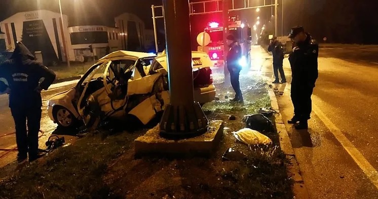 Erzurum’da iki otomobil çarpıştı: 3 ölü, 1’i ağır 5 yaralı