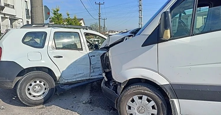 Kocaeli’de kaza! İşçi servisi ile otomobil çarpıştı