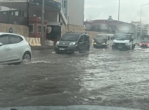 Adana’da yollar göle döndü, araçlar mahsur kaldı!