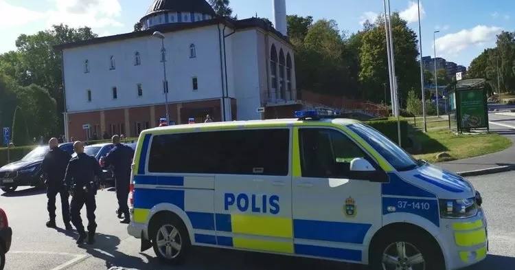 İsveç’te camiye çirkin saldırı: Bahçesine domuz leşi bırakıldı