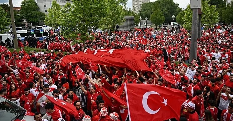 Türk taraftarlar, Dortmund’u kırmızı-beyaza boyadı