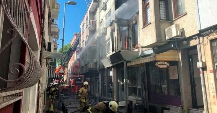 Ortaköy’de 2 katlı tarihi bina alev alev yandı!