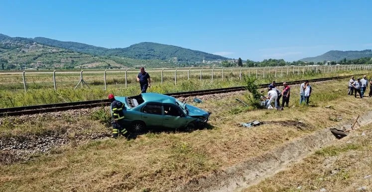 Yoldan çıkan otomobil demiryoluna uçtu