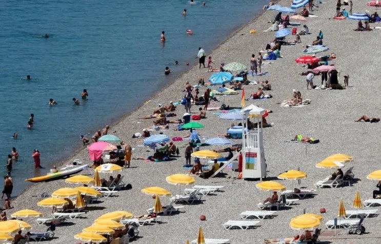 Antalya’da hava sıcaklığı 41 derece: Sahil doldu taştı!