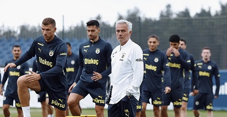 Fenerbahçe’de yeni sezon hazırlıkları taraftara açık idmanla devam etti