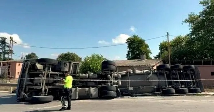 Beton mikseri devrilince şoförü yaralı olarak olay yerinden kaçtı