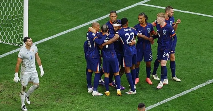 Hollanda, Romanya’yı 3-0 yenerek çeyrek finale yükseldi!