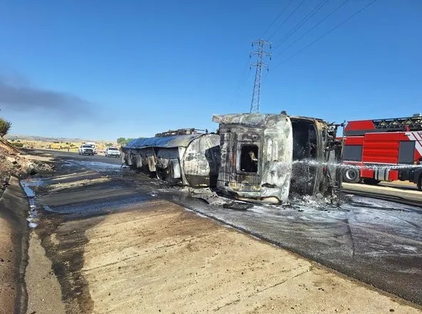 Devrilen Akaryakıt yüklü tanker alev alev yandı