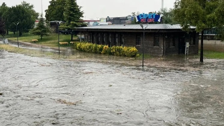 Bursa’da sağanak hayatı felç etti: Metro göle döndü!