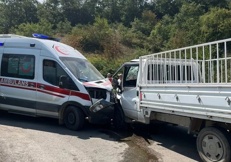 Bursa’da iki ambulans kamyonetle çarpıştı: 7 yaralı var!