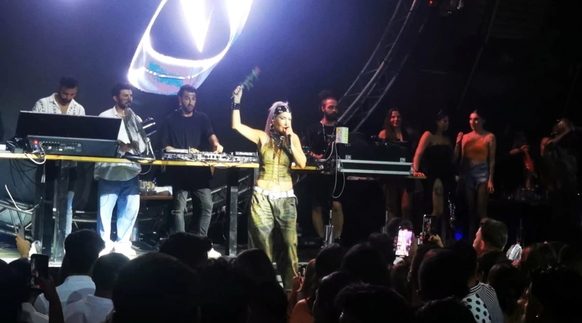 Hande Yener Marmaris’te Sahne Aldı