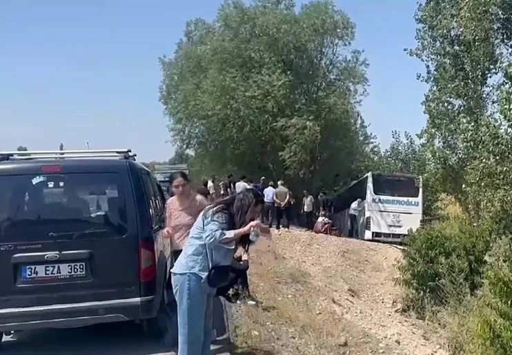 Iğdır’da otobüs mısır tarlasına uçtu: 2’si ağır 14 yaralı