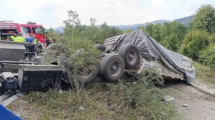 Bolu Dağı’nda kum yüklü TIR, otomobile çarptı!