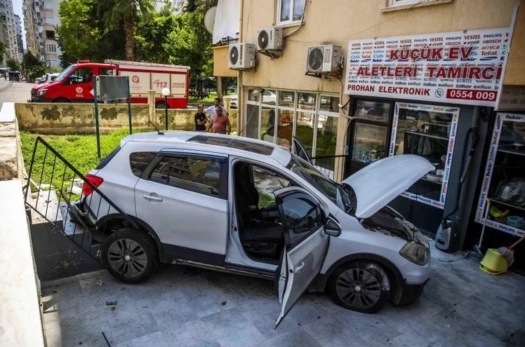 Antalya faciadan dönüldü! Araba apartman bahçesine uçtu: 2 yaralı!