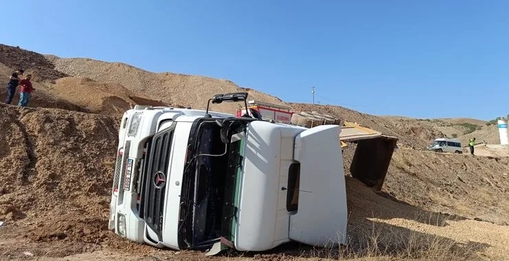 Sivas’ta mıcır yüklü kamyon devrildi: 1 ölü