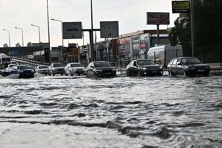 Ankara’da yollar göle döndü…