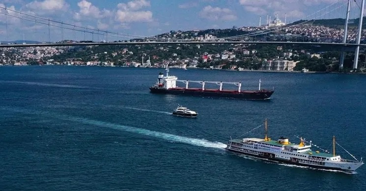 İstanbul Boğazı’nda gemi trafiği çift yönlü askıya alındı