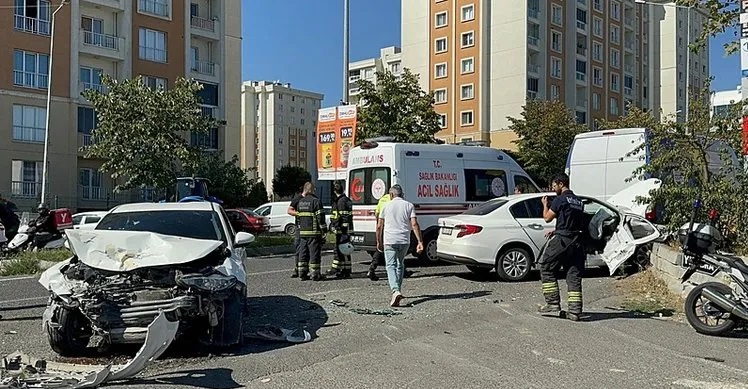 Tekirdağ’da iki otomobil çarpıştı: 1’i ağır 3 yaralı