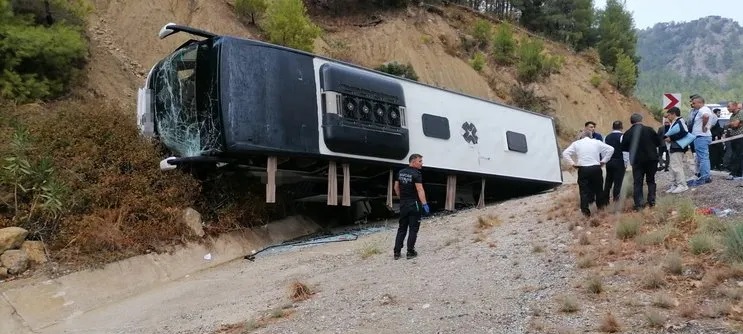 Isparta-Antalya kara yolunda tıra arkadan çarptı!