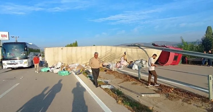 Amasya’da TIR devrildi: 1 yaralı, kaza kamerada