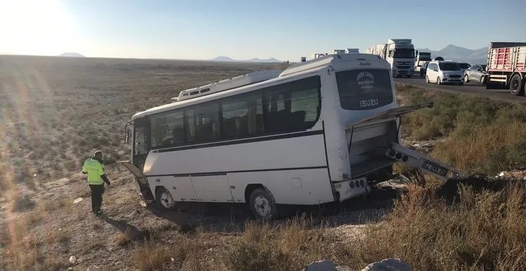 Konya’da işçi servisi ile otomobil çarpıştı: 10 yaralı