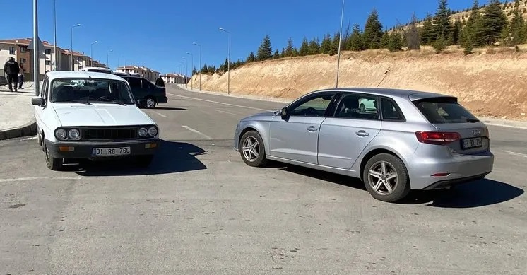 Elazığ’da iki otomobil çarpıştı:1 kişi yaralı!