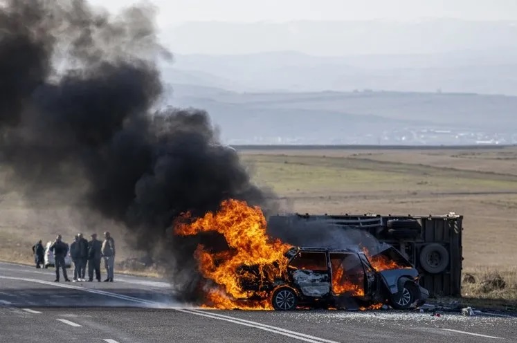 Kars’ta kamyonetle çarpışan otomobil alev topuna döndü!