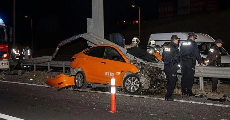 Kontrolden çıkan taksi bariyerlere saplandı