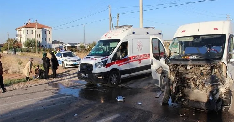 Aksaray’da öğrenci servisi ile TIR çarpıştı :11 yaralı